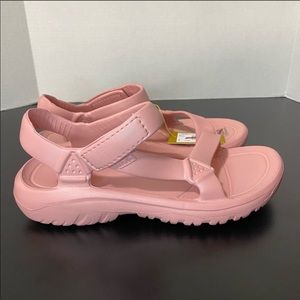 NEW Women’s teva hurricane drift in rose color .
